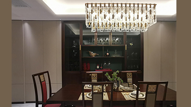 在室内空间中餐厅区域的灯光照明这样设计，能改变餐厅的大小！